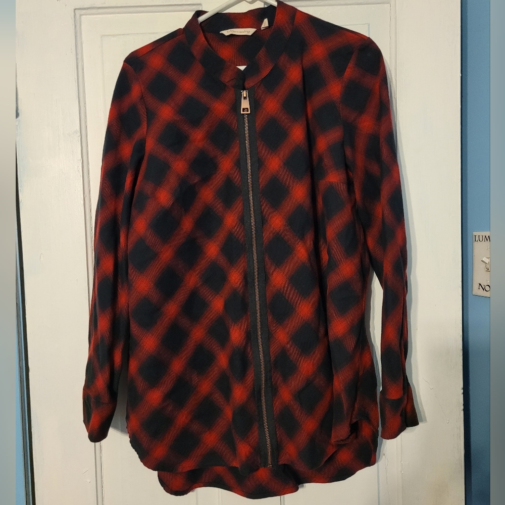 Soft surroundings size LG. Zip up top with button cuffs.
